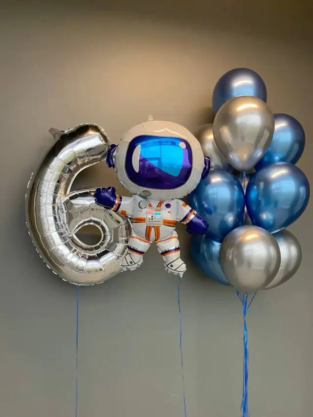 Космонавт с цифрой